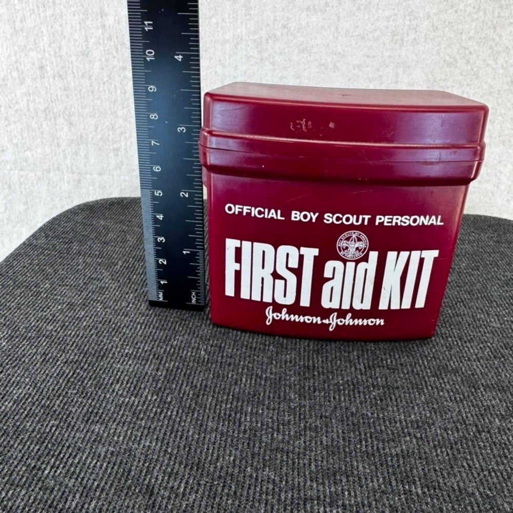 Vintage Johnson & Johnson Official Boy Scout Personal First Aid Kit Maroon Case - Picture 8 of 9